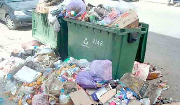 انتشار “الأزبال” بالنواصر..الشركة “لا تتجاوب” ومسؤولين في “دار غفلون”